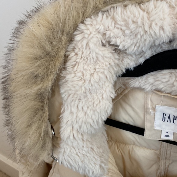 GAP beautiful, LIKE NEW, winter white parka size Medium - Picture 5 of 6
